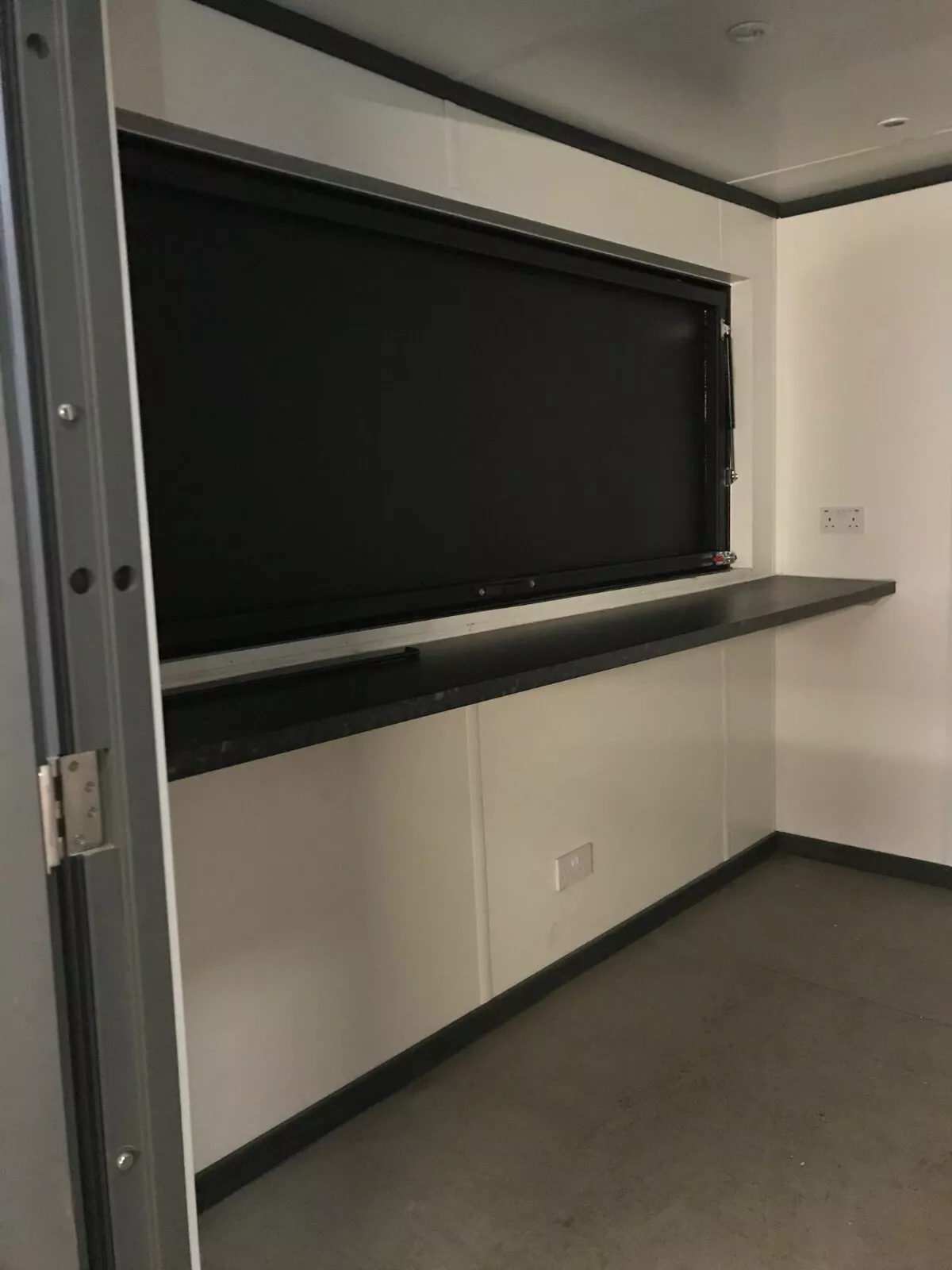 Bar Modulare Compatto 10 Piedi con Rivestimento in Legno - immagine 3