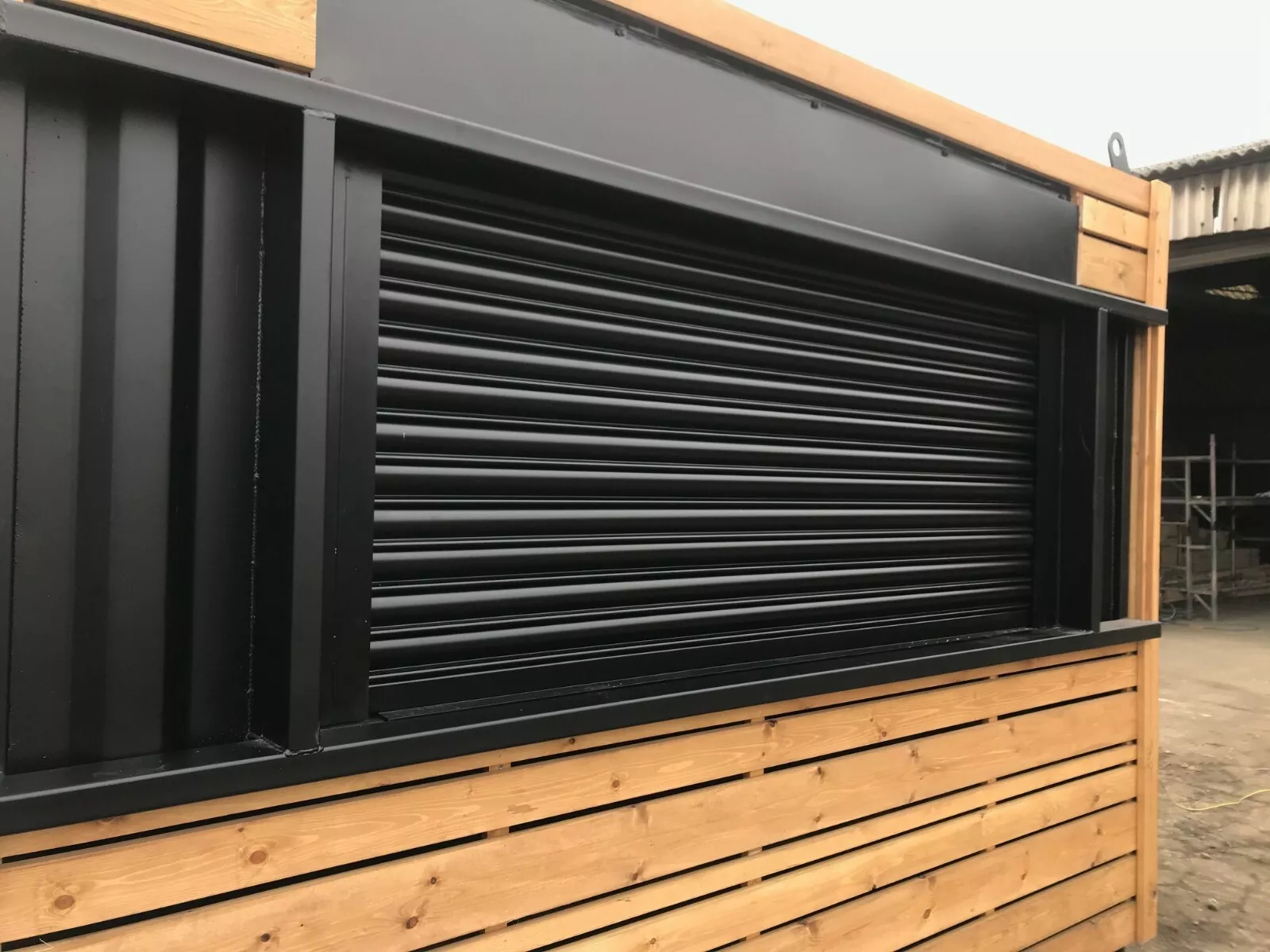 Bar Modulare Compatto 10 Piedi con Rivestimento in Legno - immagine 6